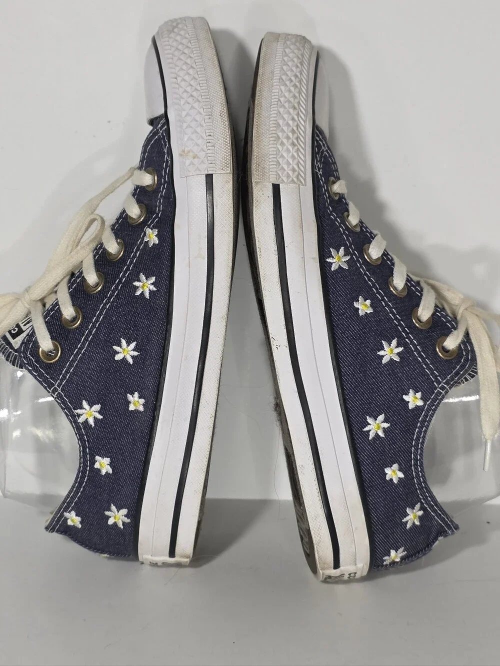Converse All Star Low Top Navy Canvas Sneakers with Daisies  Women's Size 7.5